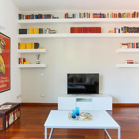 The Rent - Spacious And Renovated Multi-room In The Missori Area Apartamento
