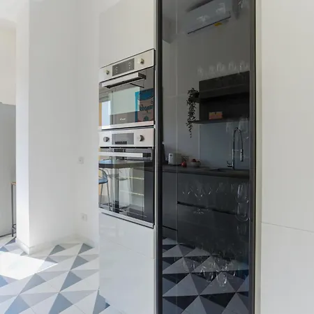 The Rent - Spacious And Renovated Multi-room In The Missori Area Апартаменты *