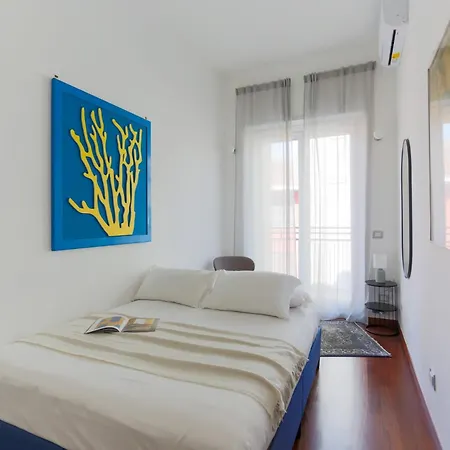 The Rent - Spacious And Renovated Multi-room In The Missori Area Apartamento
