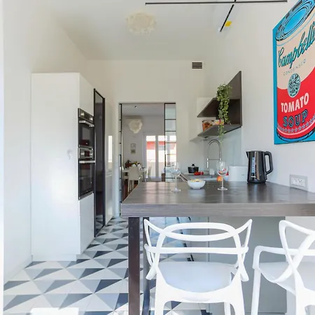 The Rent - Spacious And Renovated Multi-room In The Missori Area Milão